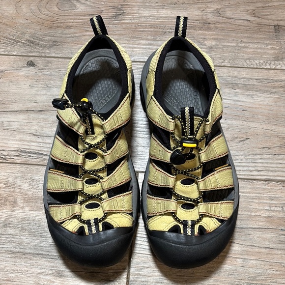 Keen Woman’s Yellow and Black Waterproof Outdoor Hiking Sandals Size 7 - Picture 1 of 10